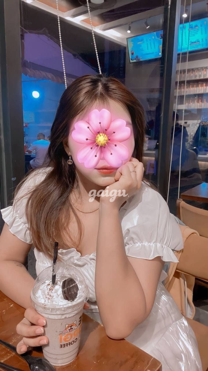MINH Ý 2k3 MŨM MĨM VÚ KHỦNG RẤT ĐÃ