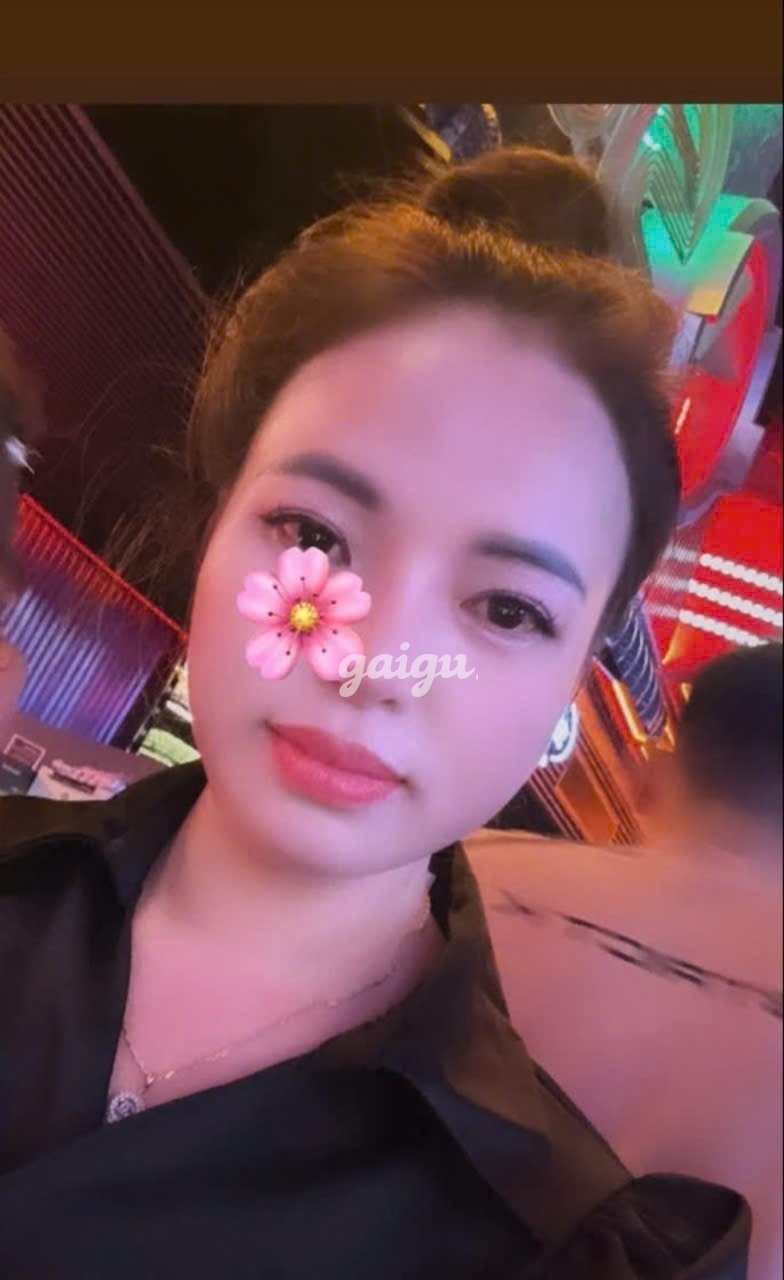 THÙY LINH , DÂM  XINH +  DÁNG THON ĐẸP + CHIỀU KHÁCH