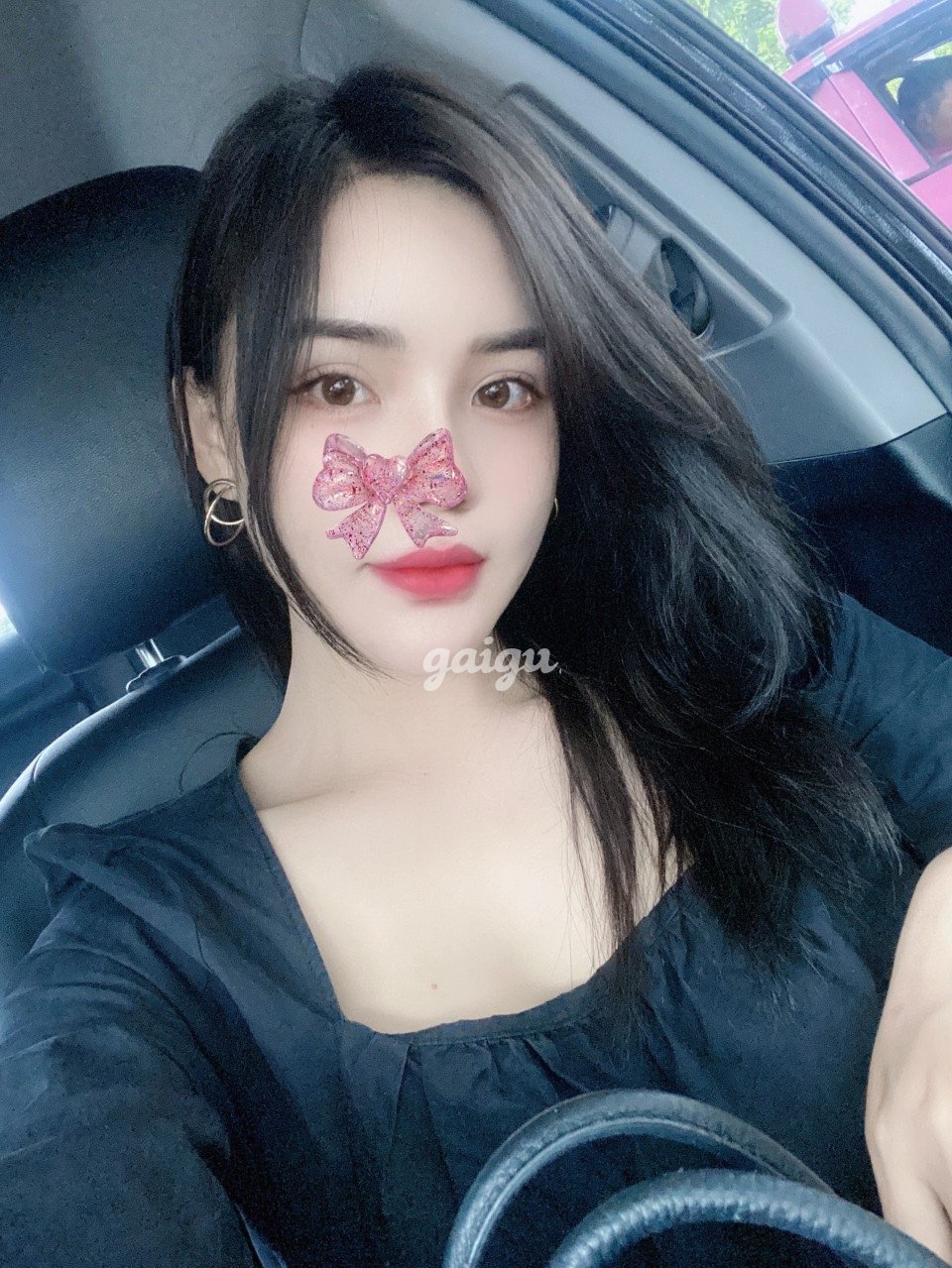 Thủy tiên xinh , sang, thân hình bốc lửa, chiều khách