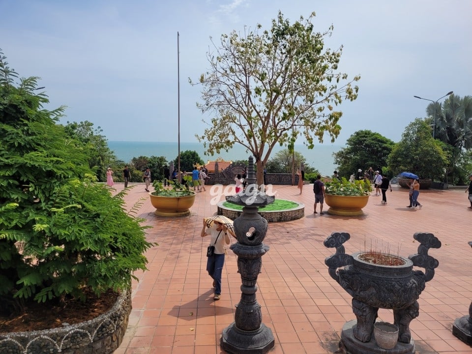 Thùy Trang, gái quê mặt xinh da trắng ( làm thêm )
