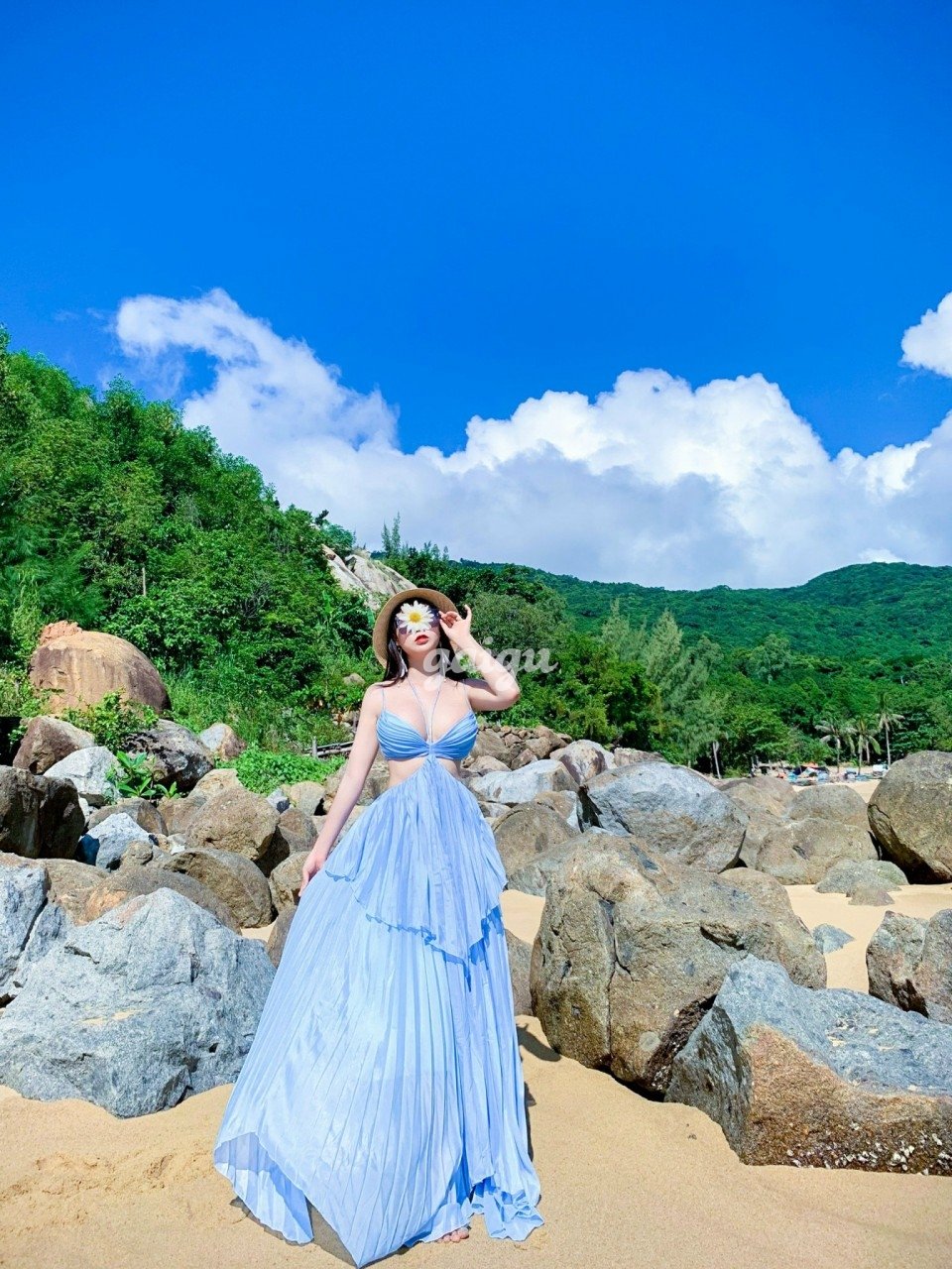 Mon - tây . Siêu phẩm . Hoa khôi duy tân
