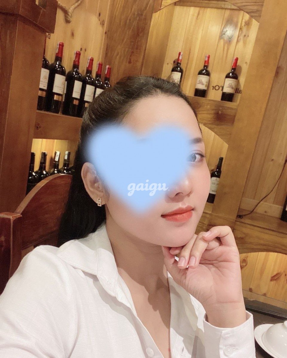 Thiên Kim . Gái Tơ 2k mặt xinh, ngực to  hàng mới toang vào nghề.